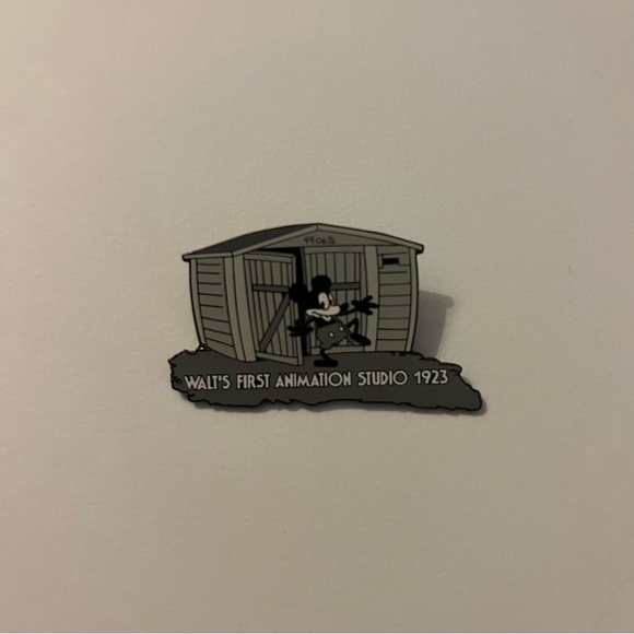 Disney Walt's First Animation Studio 1923 Pin - Picture 1 of 2